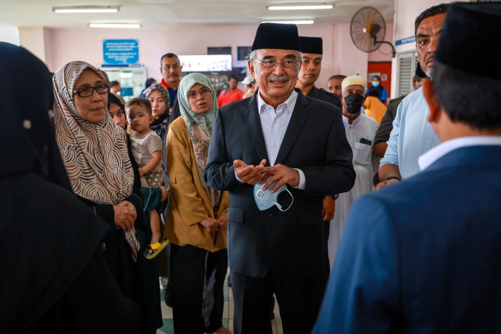 Melaka Governor Tun Mohd Ali Rustam visits relatives and victims of the accident at the Forensics Department of Melaka Hospital December 24, 2024. — Bernama pic