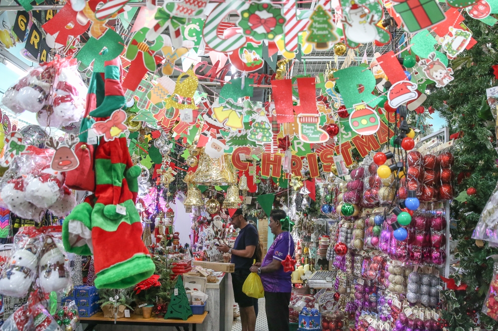 People shop for Christmas decorations in Petaling Street, Kuala Lumpur December 24, 2024. — Picture by Yusof Mat Isa