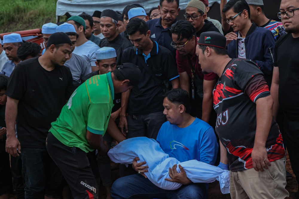 Five family members killed in three-vehicle crash near Ayer Keroh toll ...