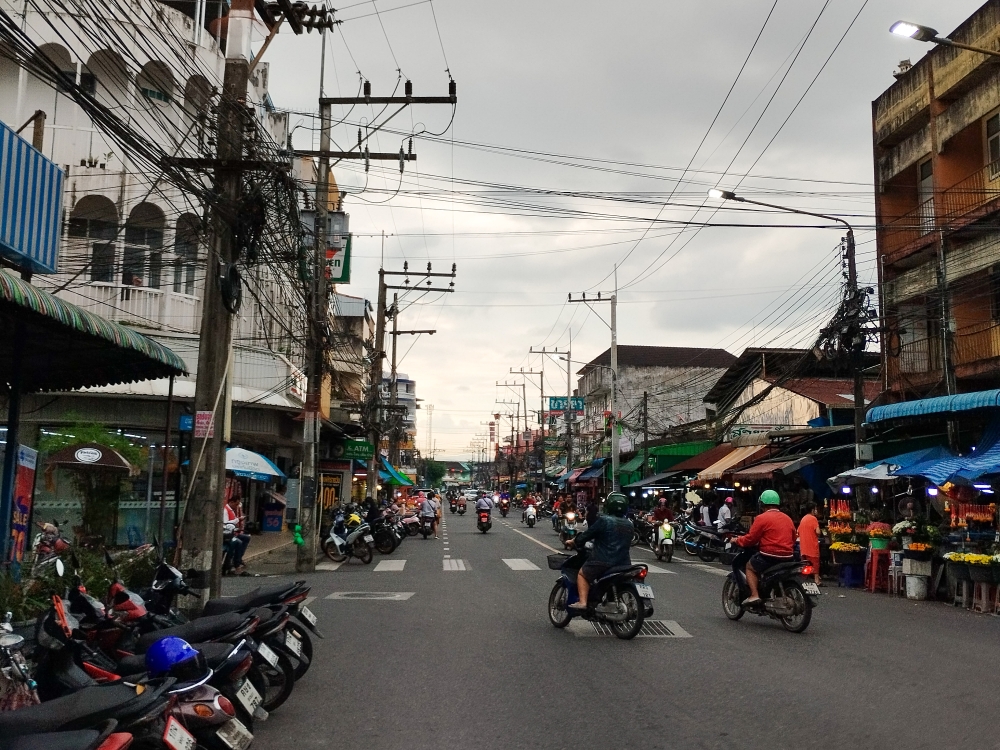 A bustling street in Hat Yai. — Picture by Muhammad Yusry