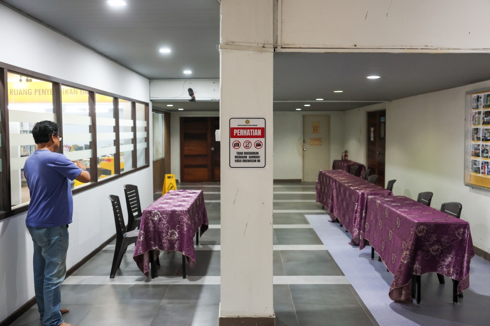 The hall at the Al-Muktafi Billah Shah mosque where the Shariah caning sentence will be carried out on a carpenter convicted of repeated khalwat offences in Kuala Terengganu. — Bernama pic