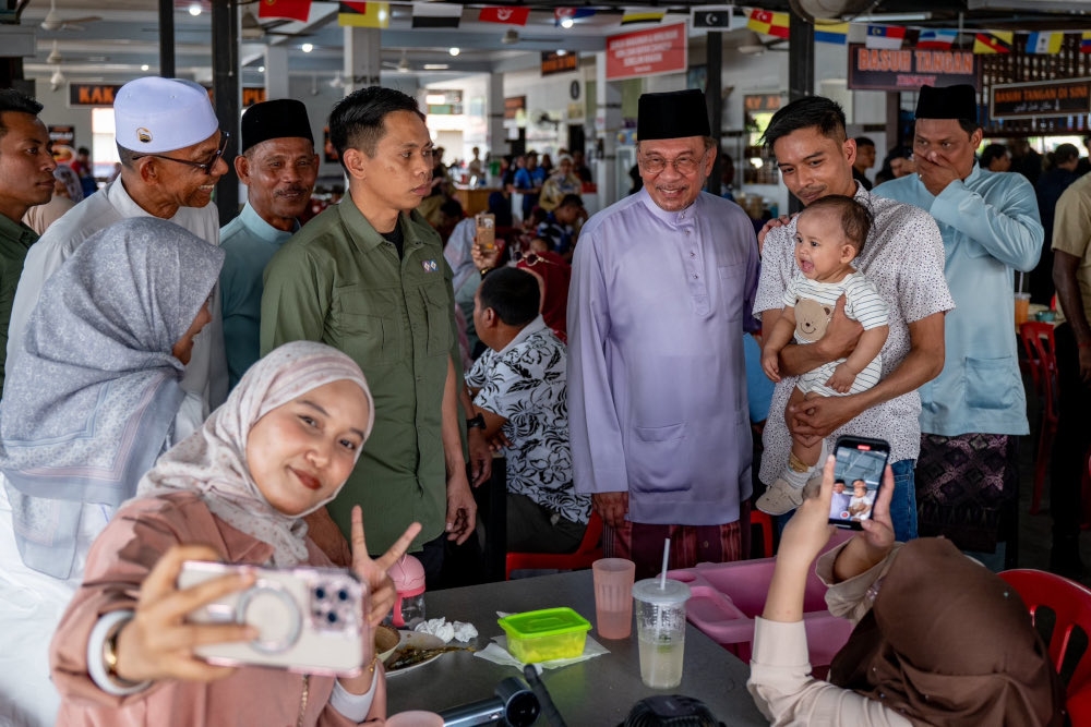 Prime Minister Datuk Seri Anwar Ibrahim mingles with Malaysians at a stall in Langkawi, December 27, 2024. — Picture from X/Anwar Ibrahim 