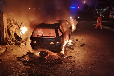 Late-night blaze destroys MPV under repairs in Sibu, no injuries reported