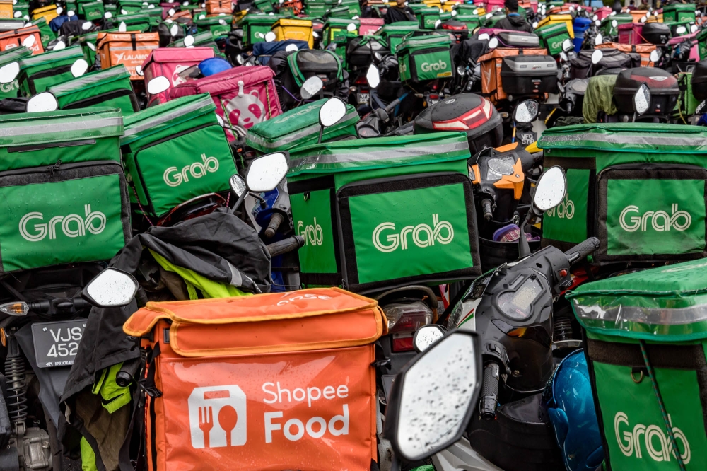 Malaysia’s gig economy has continued its upward trajectory in 2024, with the number of own-account workers, including gig workers, surpassing three million as of September. — Picture by Firdaus Latif