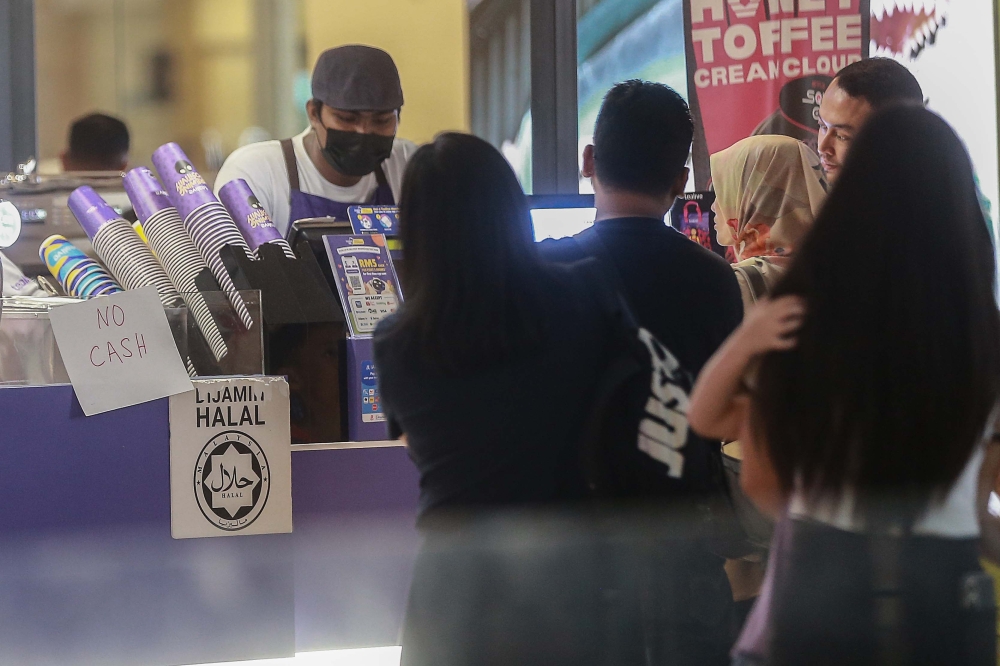 An F&B outlet at the Mitsui Outlet Park in Sepang, Selangor displaying the halal logo. The Kelantan government is making it mandatory for all F&B premises in the state that serve Muslims to obtain halal certification. —Picture by Sayuti Zainudin