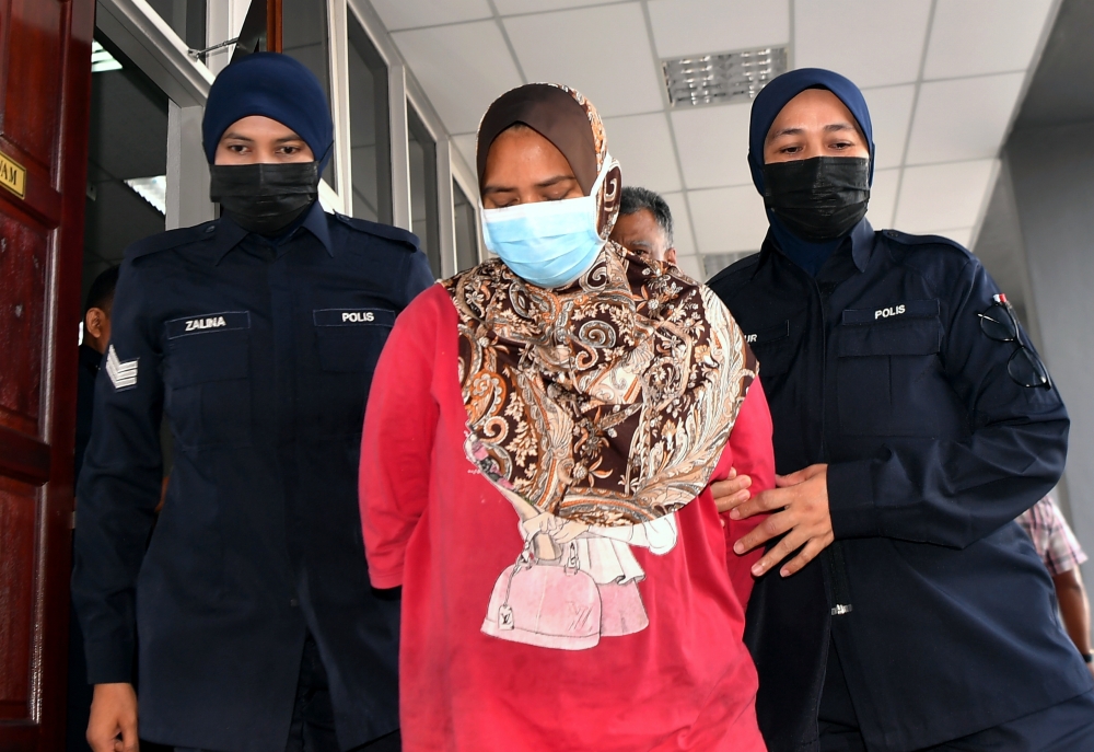 Goreng pisang and apam balik seller Zainatul Rafeda Zainul Abidin pleaded guilty in the Sessions Court here today to a charge of committing mischief by fire by torching a motorcycle last Thursday. — Bernama pic