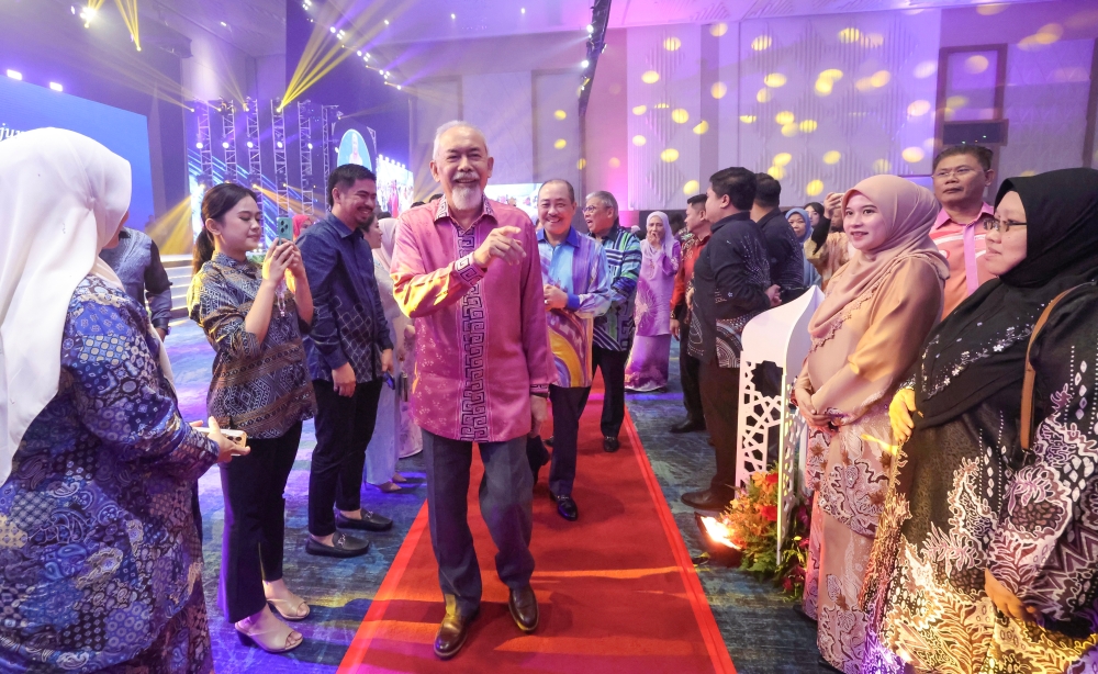 Sabah's Yang Dipertua Negeri Tun Juhar Mahiruddin waves to the crowd as he leaves the Appreciation and Farewell Dinner at the Sabah International Convention Centre (SICC). — Bernama pic