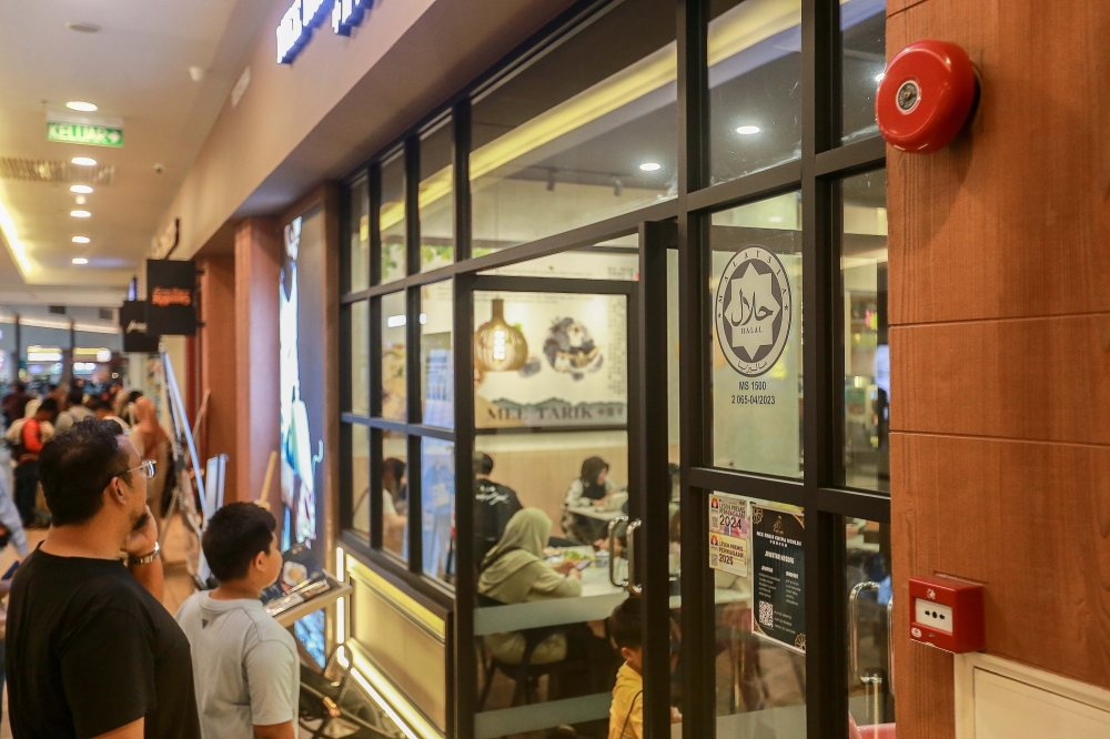 The Malaysian Islamic Development Department (Jakim) is responsible for the implementation of halal certification for food and beverages outlets in Malaysia. — Picture by Sayuti Zainudin