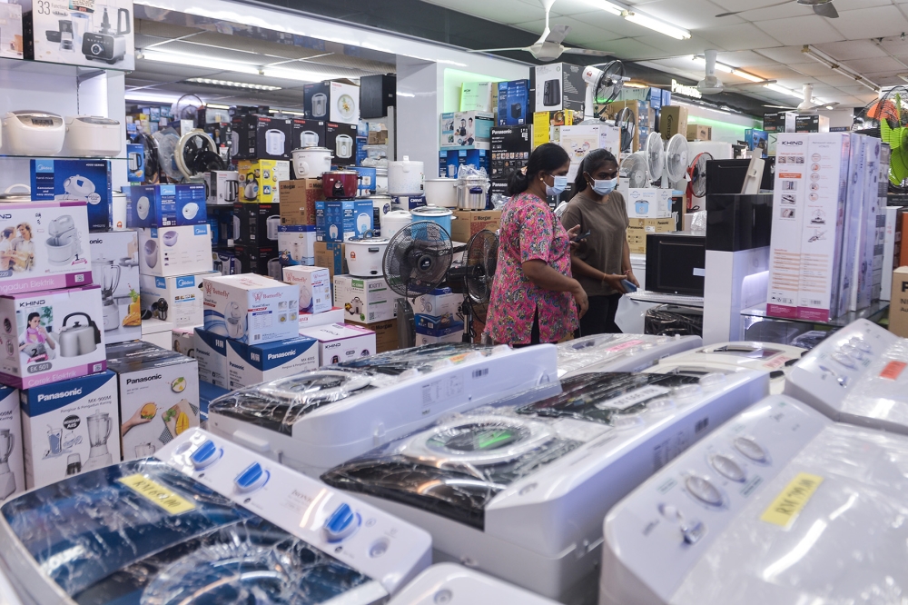 Relevant products must meet the minimum energy performance standard and display an energy efficiency rating label under the laws effective in 2025. — Picture by Miera Zulyana