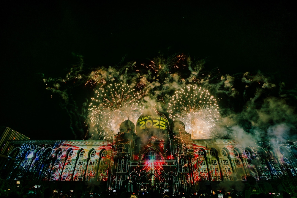 Spectacular light displays and fireworks illuminate the sky at the Putrajaya Festival Light & Motion Putrajaya (LAMPU2024) as part of the New Year celebrations in Putrajaya on January 1, 2025. —Picture by Raymond Manuel