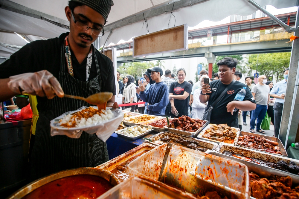 ‘Nasi kandar’ is a glaring omission from the Michelin Guide for Kuala Lumpur and Penang — Picture by Hari Anggara