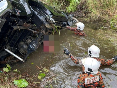 Woman killed as pickup plunges into ditch, overturns in Simunjan, trapping her underneath, says Sarawak Fire Dept