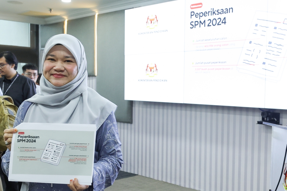 Education Minister Fadhlina Sidek presented a chart showing the number of students sitting for the 2024 Sijil Pelajaran Malaysia (SPM) examination during a special press conference on the operation of the SPM 2024 at her ministry today. — Bernama pic
