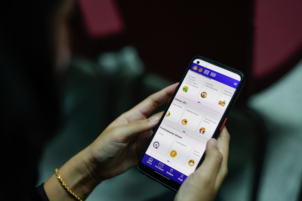 Malaysian can now also pay their JPJ summons on the MyJPJ app. — Bernama pic