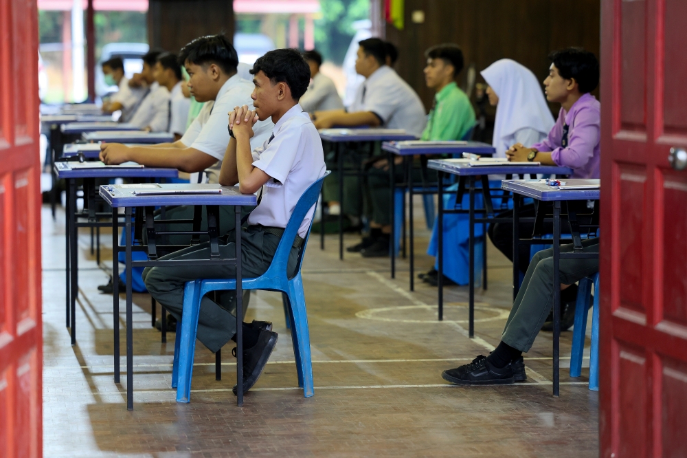The Pahang state government has launched an initiative to sponsor lunch for all Sijil Pelajaran Malaysia (SPM) 2024 candidates sitting for their written examinations with the exception of those residing in hostels, from today until February 6. — Bernama pic