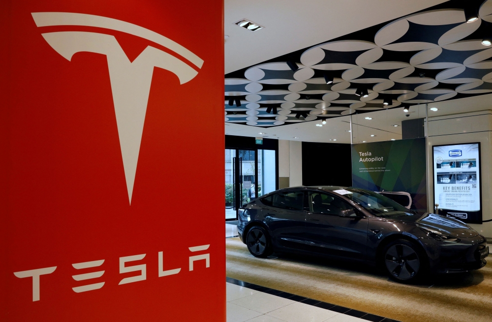 Tesla reported its first fall in yearly deliveries yesterday as lucrative year-end incentives for the Elon Musk-led electric vehicle maker’s aging lineup and the new Cybertruck pickup failed to lure customers wary of high borrowing costs. ― Reuters pic