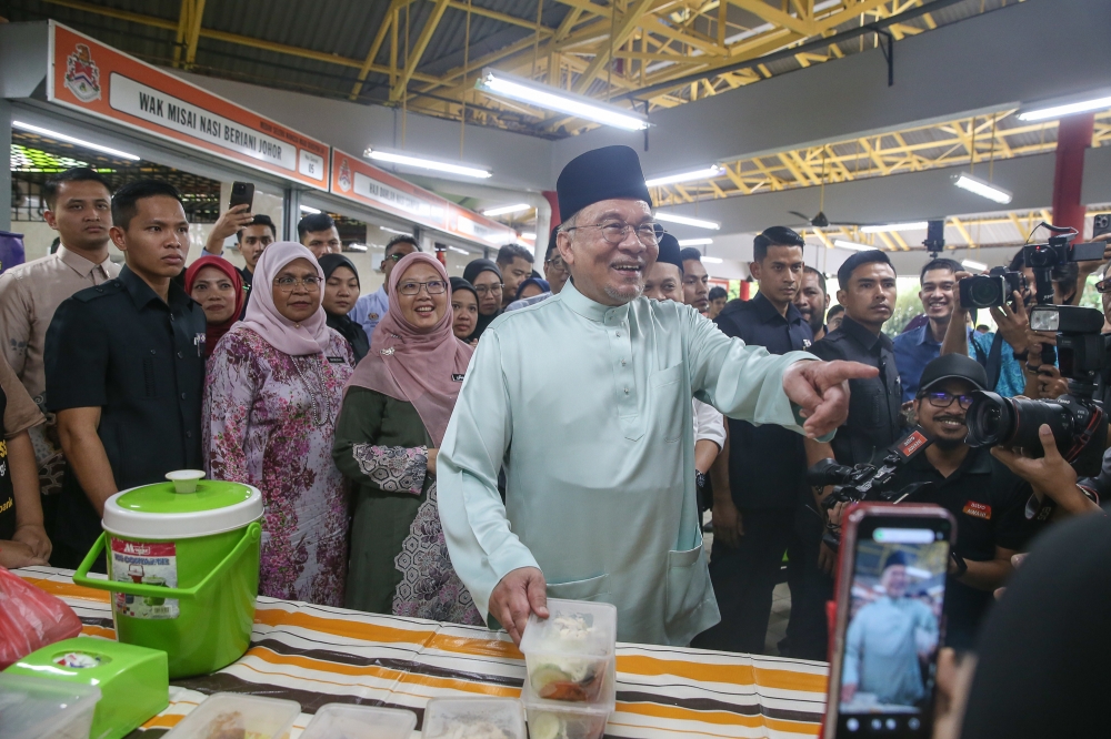 Prime Minister Datuk Seri Anwar Ibrahim visits the Laman Selera Madani Seksyen 10 in Wangsa Maju January 3, 2025. — Picture by Yusof Mat Isa