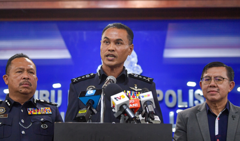Kuala Lumpur deputy police chief Datuk Azry Akmar Ayob holds a press conference. — Bernama pic