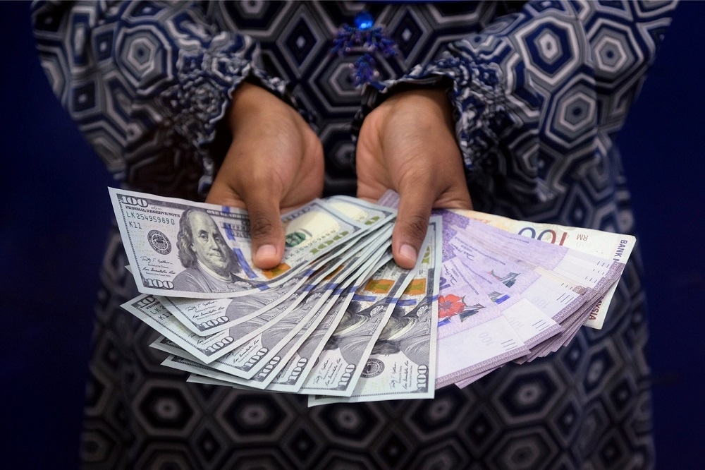 The ringgit extended its loss to close lower against the US dollar on Friday as robust US jobs data held the greenback at a near two-year high. — Bernama pic