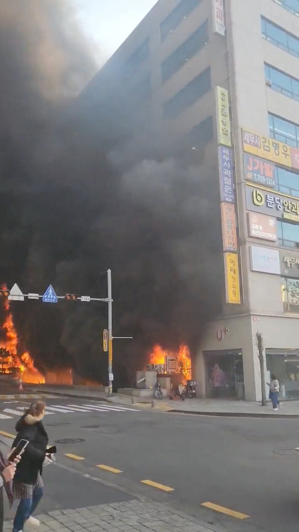 A fire and thick smoke engulfed an eight-story building in the South Korean city of Seongnam on Friday. — Reuters pic/X/@Whoo_is__