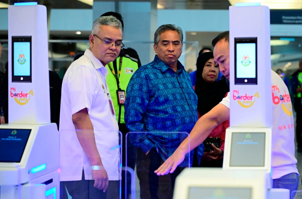 Malaysians can now download the MyBorderPass application to register their travel details, before utilising the QR code system at Kuala Lumpur International Airport (KLIA). — Bernama pic