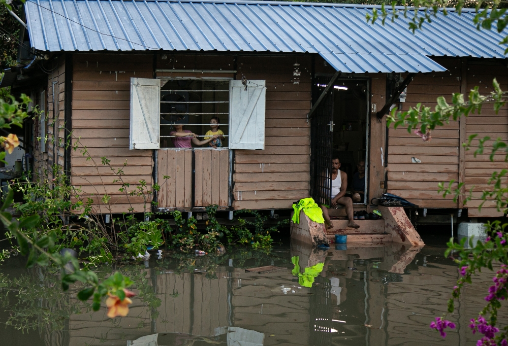 A flash flood caused by heavy rain since this afternoon as captured at Jalan Salak, Sungai Rokam in Ipoh, today. — Bernama pic