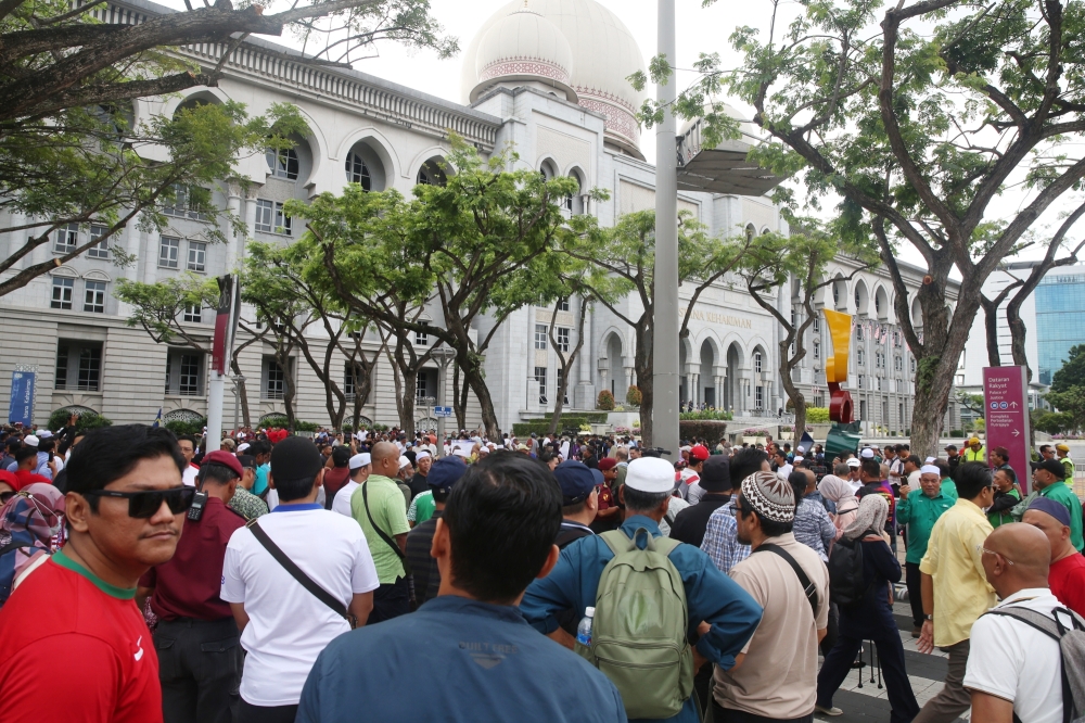 Hundreds of people gather in the vicinity of the Palace of Justice in Putrajaya on January 6, 2025 to show their support for convicted former prime minister Datuk Seri Najib Razak who is appealing against the dismissal to serve the remainder of his six-year prison sentence under ‘house arrest’. — Picture by Choo Choy May 