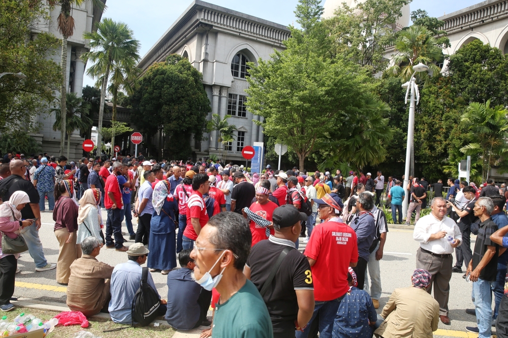 Hundreds of people gather in the vicinity of the Palace of Justice in Putrajaya on January 6, 2025 to show their support for convicted former prime minister Datuk Seri Najib Razak who is appealing against the dismissal to serve the remainder of his six-year prison sentence under ‘house arrest’. — Picture by Choo Choy May