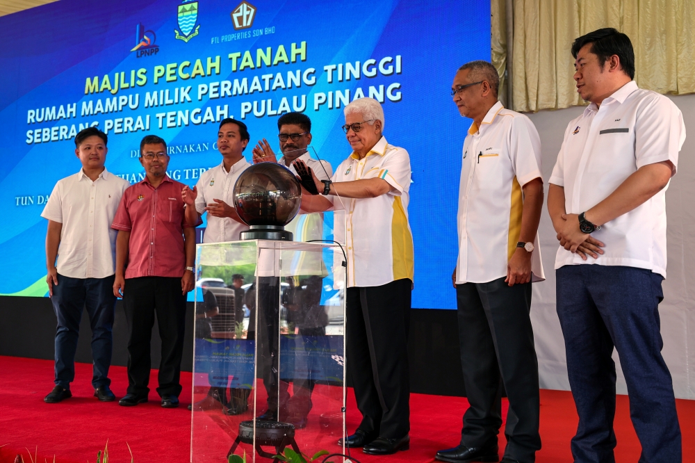 Yang Dipertua Negeri Pulau Pinang Tun Ahmad Fuzi Abdul Razak (3rd right), Penang State Secretary Datuk Zulkifli Long (2nd right) and Penang Housing and Environment Committee chairman Datuk Seri S. Sundarajoo (4th right) are seen at the groundbreaking ceremony for the C3 Affordable Housing Permatang Tinggi project in Nibong Tebal January 6, 2025. — Bernama pic