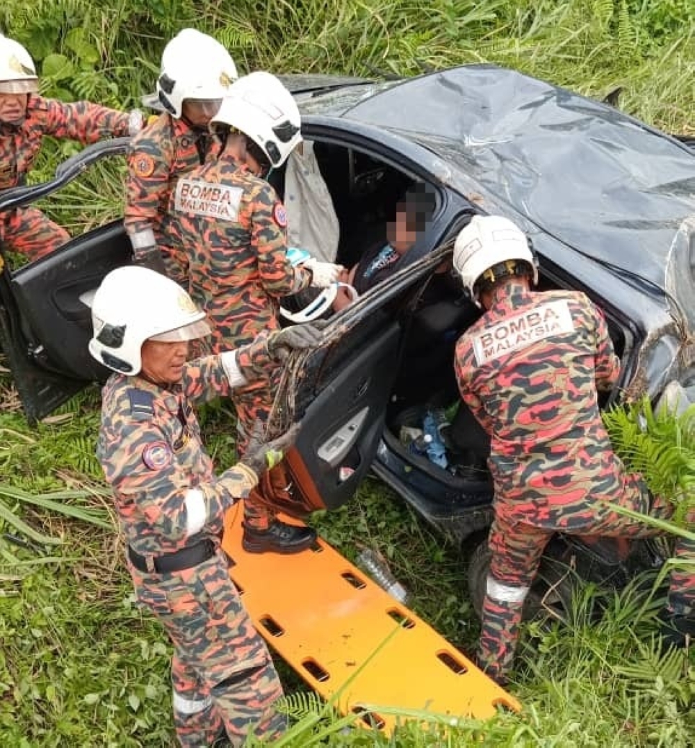 Three men injured as car plunges into roadside drain on Jalan Kuching ...