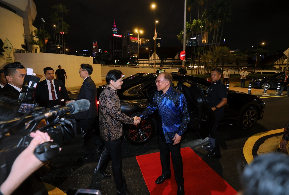 Prime Minister Datuk Seri Anwar Ibrahim greets Singapore Prime Minister Lawrence Wong as he arrives for dinner at Rumah Tangsi in Kuala Lumpur January 6, 2025. — Bernama pic