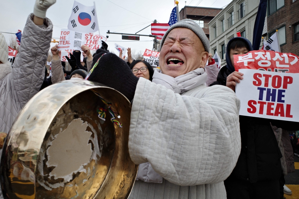 Supporters of impeached South Korean president Yoon Suk Yeol react during a rally near his residence in Seoul on January 6, 2025. — AFP pic