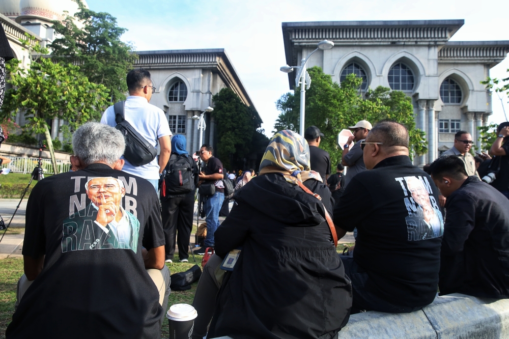 Hundreds of Datuk Seri Najib Razak supporters from Umno, PAS and Parti Pribumi Bersatu Malaysia rallied in front of the Palace of Justice, Putrajaya. — Picture by Choo Choy May