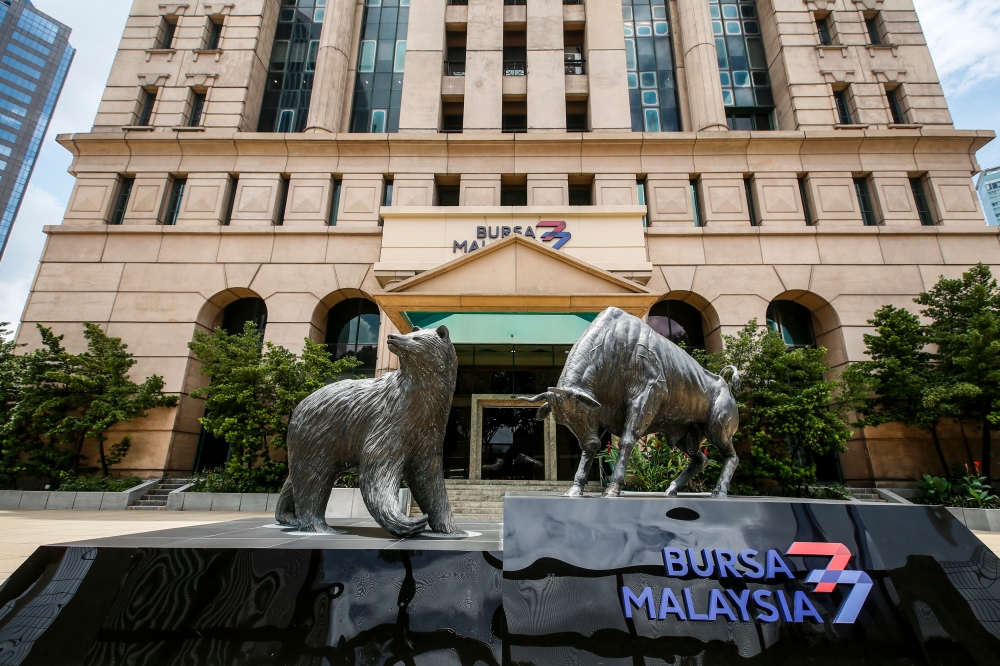At 9.11am, the FTSE Bursa Malaysia KLCI (FBM KLCI) slid by 1.06 points to 1,628.73 from Tuesday’s close of 1,629.79. — Picture by Hari Anggara