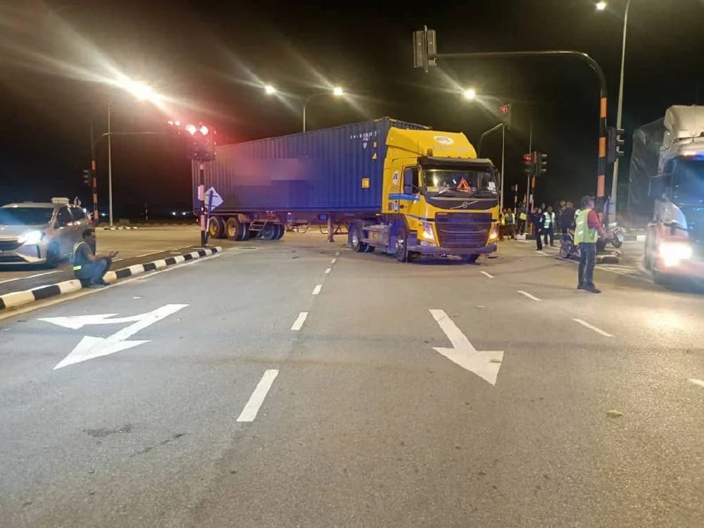 A factory worker died after his motorcycle collided with a trailer at a red light on Jalan Titi Karangan-Baling, Kulim, last night. — Picture courtesy of police