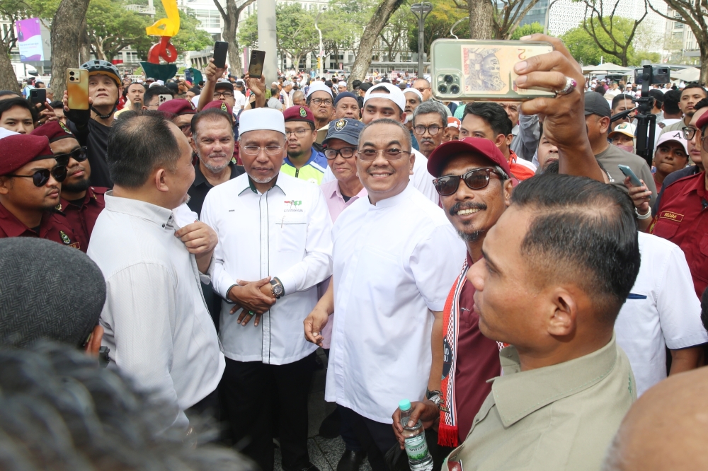 PAS leaders Datuk Idris Ahmad and Datuk Seri Muhammad Sanusi Md Nor with other PAS members who came to support Datuk Seri Najib Razak, Jan 6, 2025. — Picture by Choo Choy May