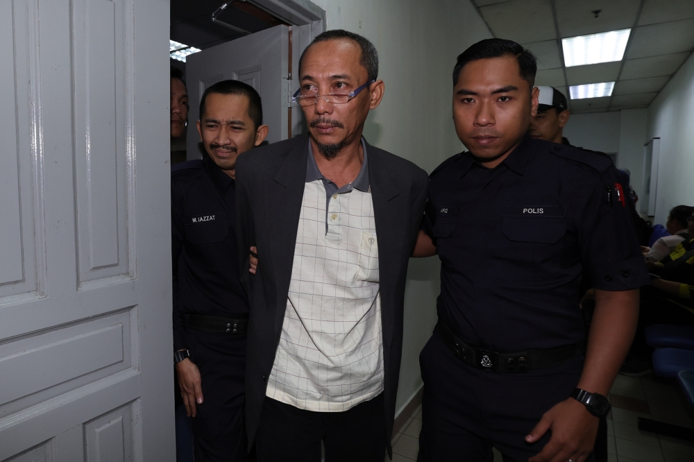 Zaidi Mat Sah (centre) pled guilty to Section 4(1)(c) of the Sedition Act 1948 with publishing offensive comments on the Yang di-Pertuan Agong. — Bernama pic