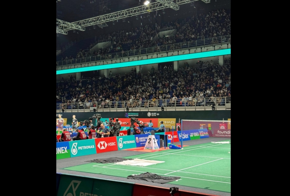 Yesterday, a similar incident delayed action on both Court 2 and Court 3, with the organisers resorting to covering the wet areas with cloth. This resulted in several matches being carried forward to today. 