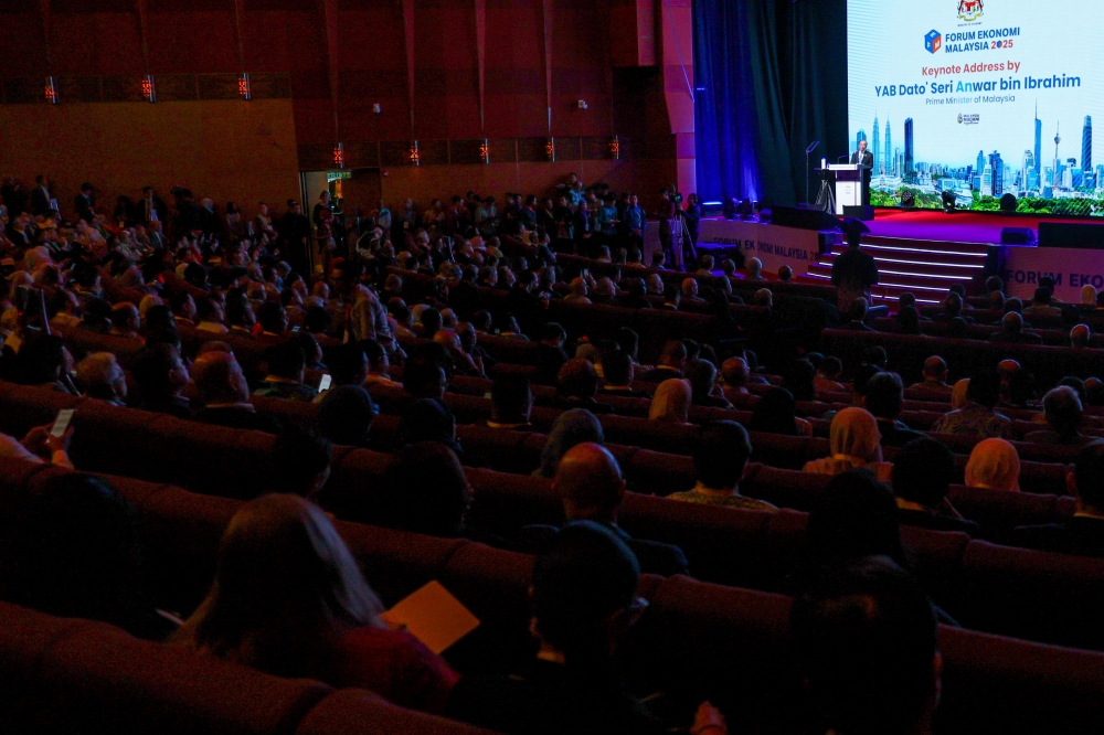 Prime Minister Datuk Seri Anwar Ibrahim speaks at the Malaysian Economic Forum in Kuala Lumpur on January 9, 2025. — Bernama pic