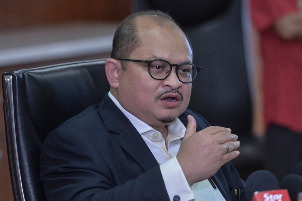 Shamsul Iskandar said that it should be left to the High Court to evaluate the views of both the government and Najib before deciding the next course of action. — Picture by Shafwan Zaidon