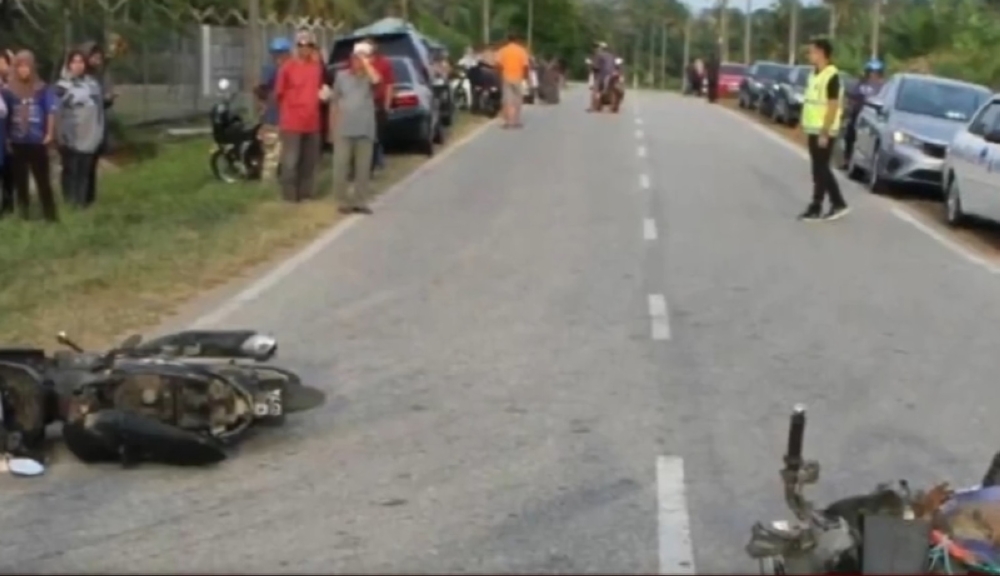 Muar district police chief Assistant Commissioner Raiz Mukhliz Azman Aziz said the accident occurred when an Indonesian motorcyclist traveling from Lenga to Gombang collided with an elderly man’s motorcycle, which suddenly exited a junction unexpectedly.
