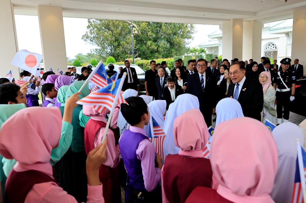 Prime Minister Datuk Seri Anwar Ibrahim and his Japanese counterpart Shigeru Ishiba interact with students from Sekolah Kebangsaan Presint 11(1) at Seri Perdana in Putrajaya January 10, 2025. — Bernama pic