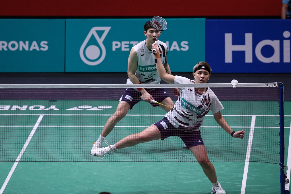 Mixed doubles pair Chen Tang Jie and Toh Ee Wei triumphs against Japanese pair Hiroki Midorikawa and Natsu Saito in Malaysia Open at Axiata Arena, Bukit Jalil. — Bernama pic