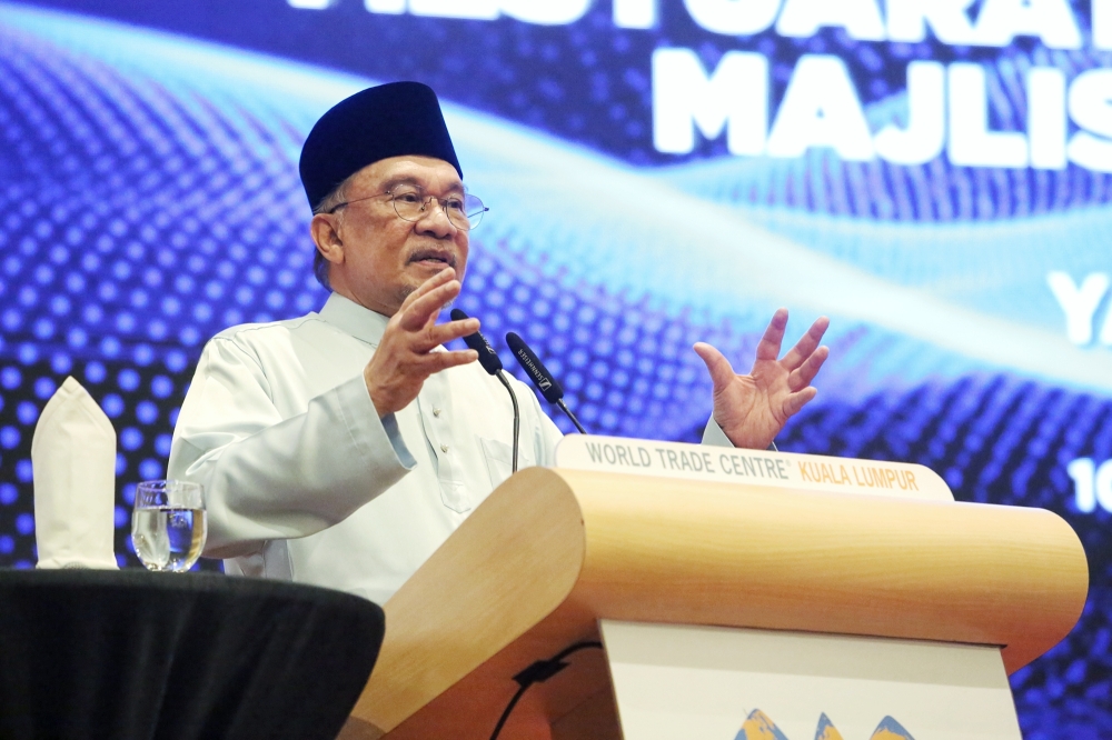 Prime Minister Datuk Seri Anwar Ibrahim has urged Islamic Religious Councils in the country to utilise the expertise of financial industry players to enhance the efficiency of their expenditure management. — Picture by Choo Choy May