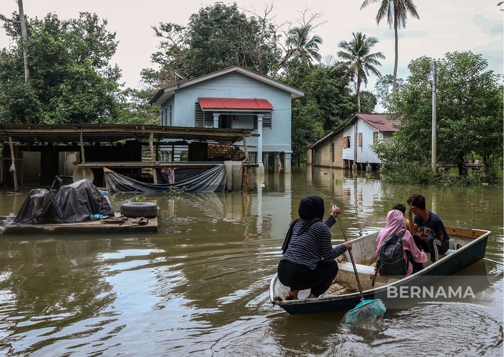 The number of flood victims in Johor has increased this morning, while the situation in Perak remained unchanged. — Picture via X/Bernama