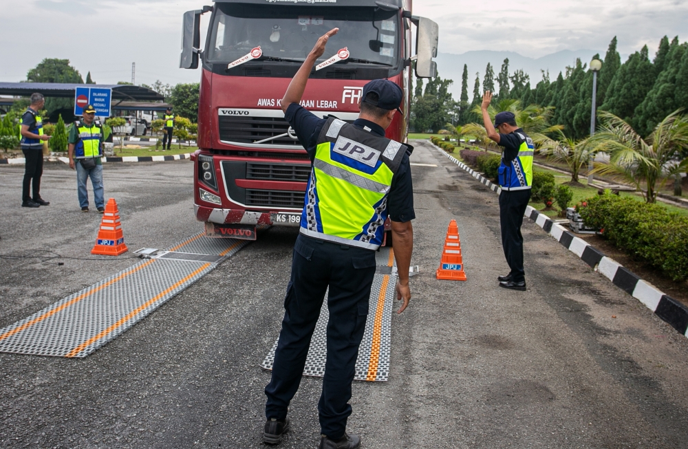 JPJ personnel carry out ‘Ops Khas Lebih Muatan’ in Taiping January 11, 2025. — Bernama pic