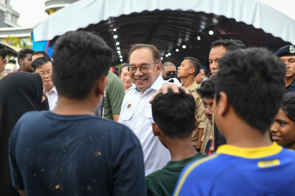 Prime Minister Datuk Seri Anwar Ibrahim interacts with members of the public during a ‘Muhibbah Madani’ programme organised by Yayasan Muhibah Malaysia in Bandar Perda, Bukit Mertajam January 11, 2025. — Bernama pic