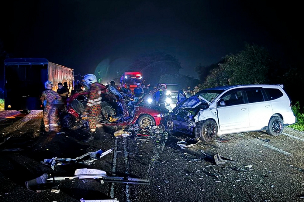 Two vehicles were crushed as a result of being involved in a fatal accident on Jalan Nenasi-Rompin January 11, 2025. — Bernama pic