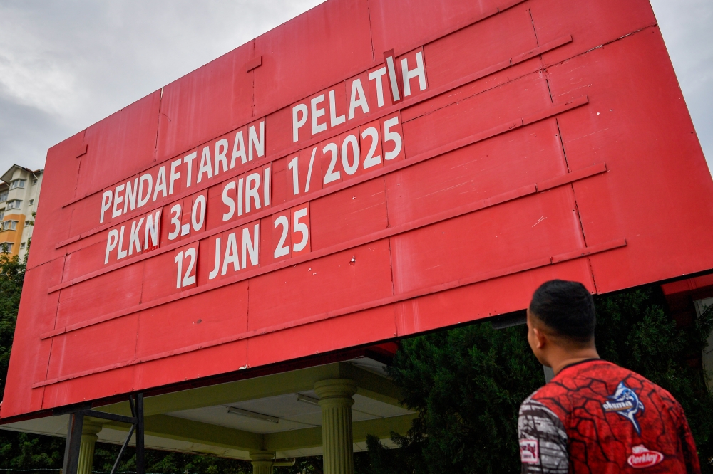The National Service Training Programme (PLKN) 3.0 offcially begins today after seven years with over 130 volunteer trainees from all over the country reporting in at the Territorial Army’s 515 Regiment Camp. — Bernama pic