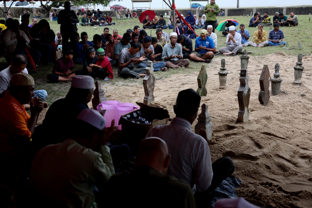 Family of five killed in Pekan crash buried in single grave as over 500 ...